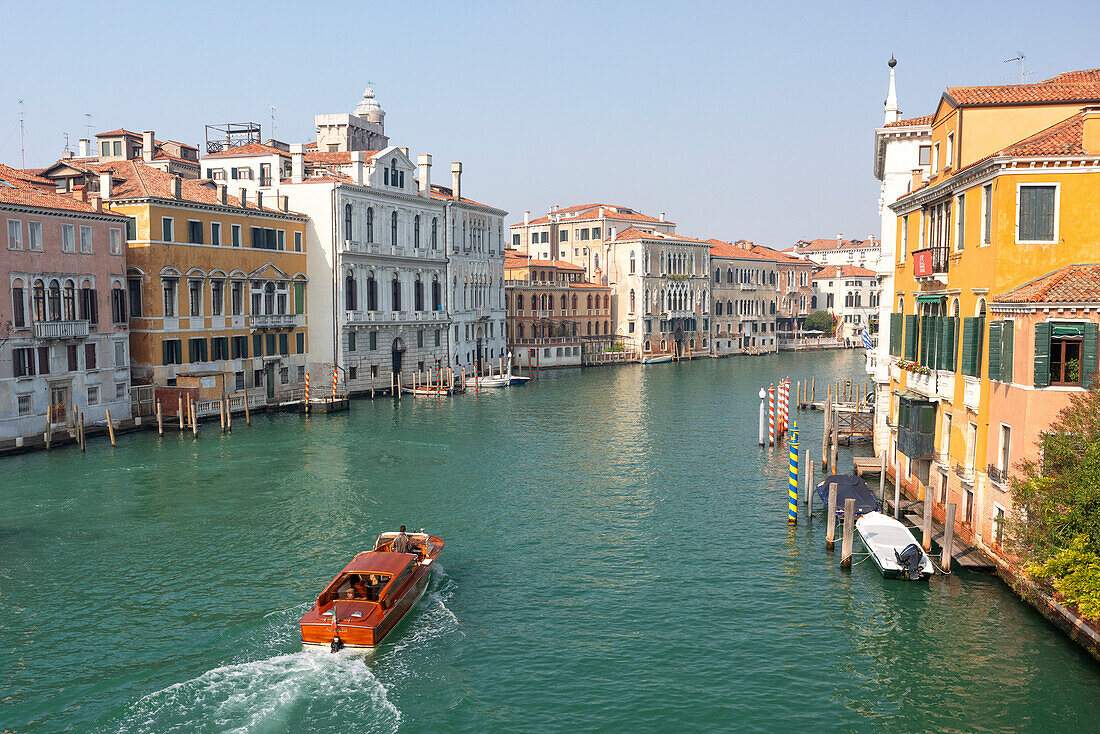 Touristen auf dem typischen Boot entlang der Kanäle, Provinz Venedig, Bezirk Venetien, Italien, Europa