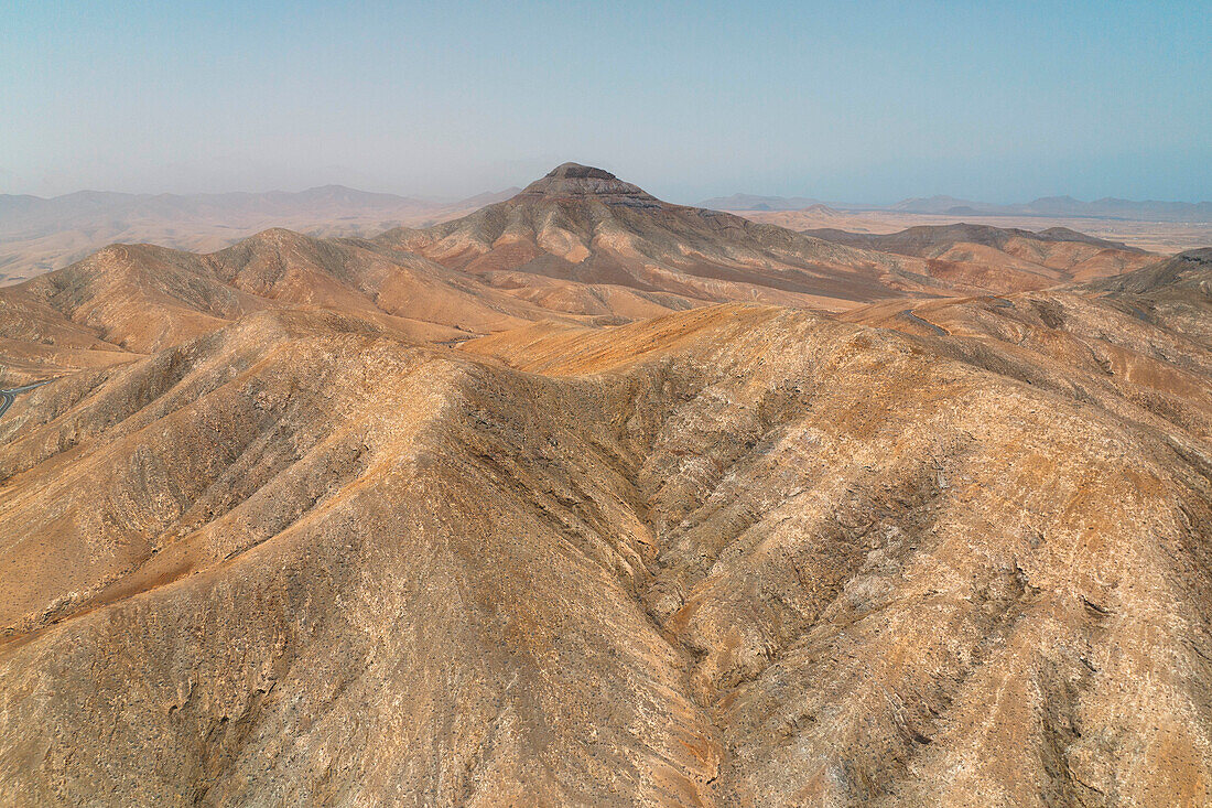Luftaufnahme mit einer Drohne des Berges in der Nähe des Mirador astronomico de Sicasumbre an einem Sommertag, Sicasumbre, Fuerteventura, Kanarische Insel, Spanien, Europa