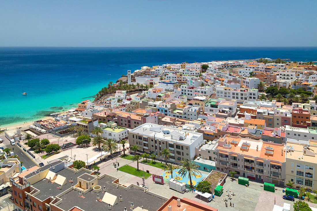Luftaufnahme der Küstenstadt Morro Jable mit einer Drohne an einem sonnigen Sommertag, Fuerteventura, Kanarische Insel, Spanien, Europa