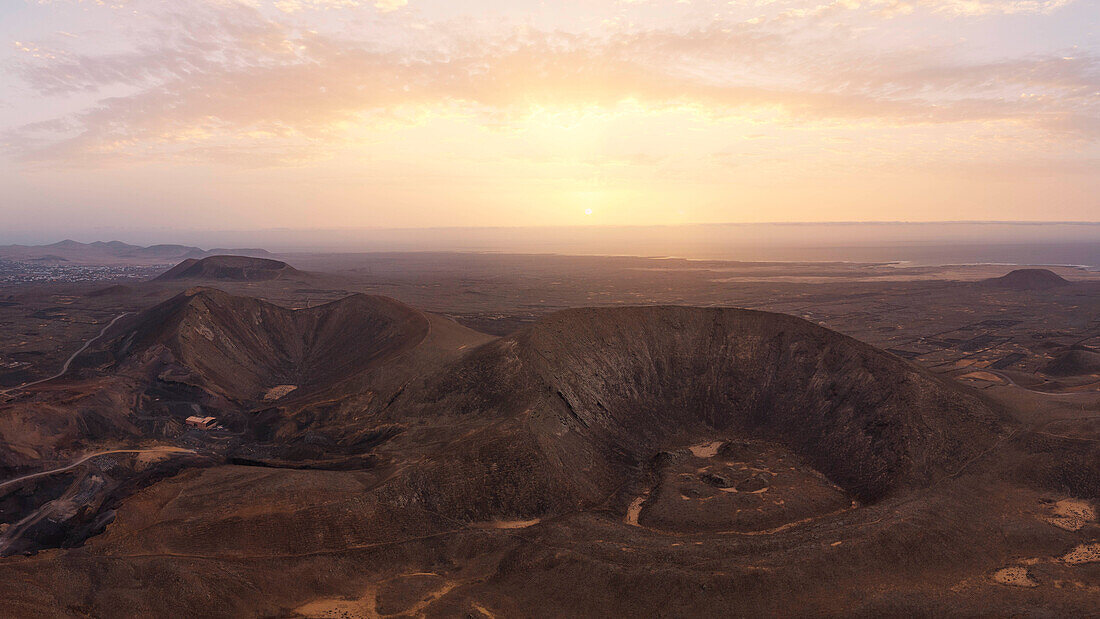 Luftaufnahme des Vulkangebietes in der Nähe von Corralejo während eines Sonnenuntergangs, Naturpark Corralejo, Fuerteventura, Kanarische Insel, Spanien, Europa