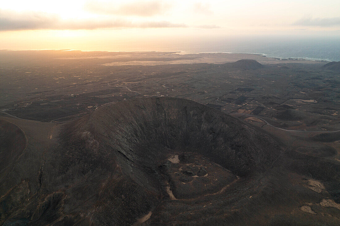 Luftaufnahme mit Drohne des Vulkangebietes in der Nähe von Corralejo bei Sonnenuntergang, Naturpark Corralejo, Fuerteventura, Kanarische Insel, Spanien, Europa