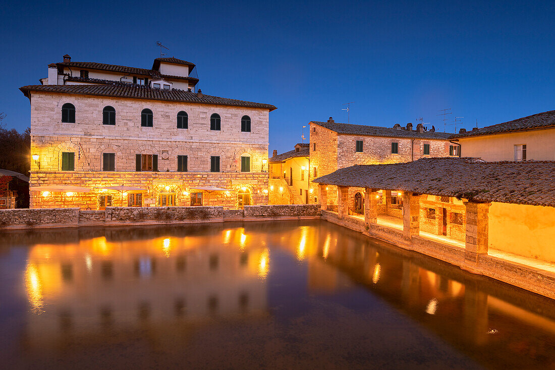 Thermalwasser auf dem Platz von Bagno Vignoni, Bagno Vignoni, Orcia-Tal, Provinz Siena, Toskana, Italien