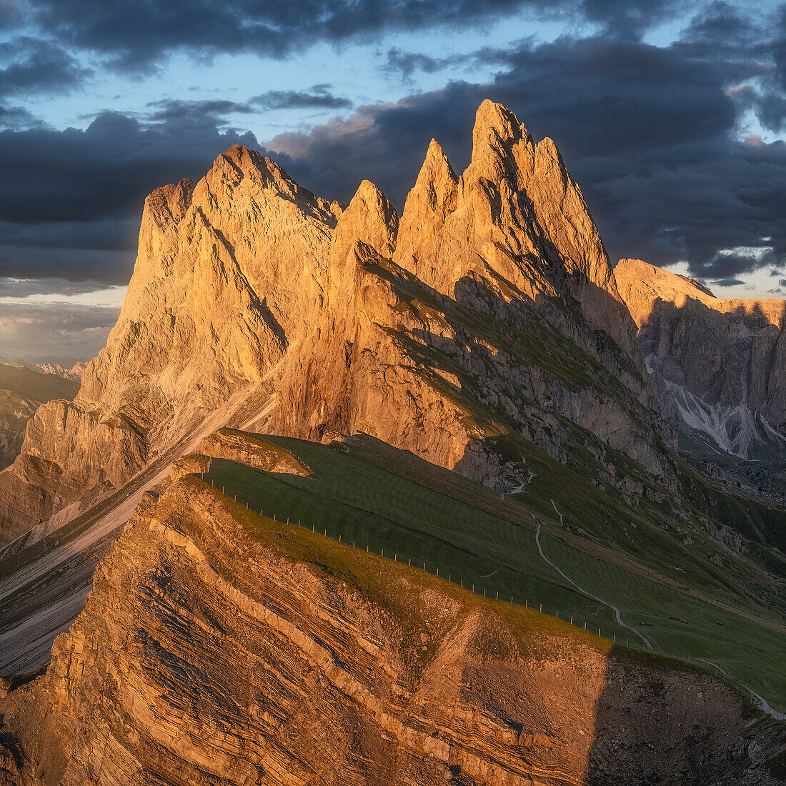 Die Geislergruppe und die Seceda bei Sonnenuntergang, Grödnertal, Bozen, Italien.