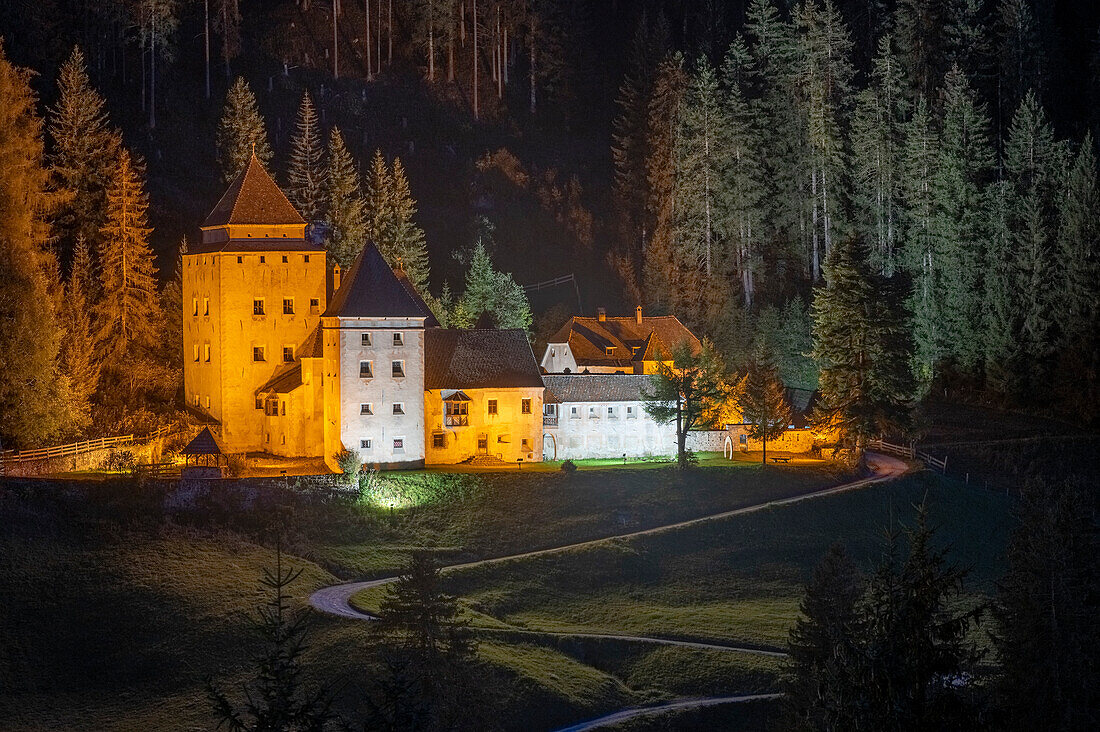 Das Castel Gardena und der Sasso entlang der blauen Stunde, Wolkenstein, Bozen, Südtirol, Italien.