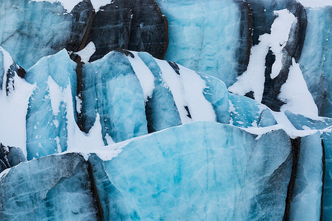Besondere Formen auf einem Gletscher auf den Svalbard-Inseln, Norwegen, Europa