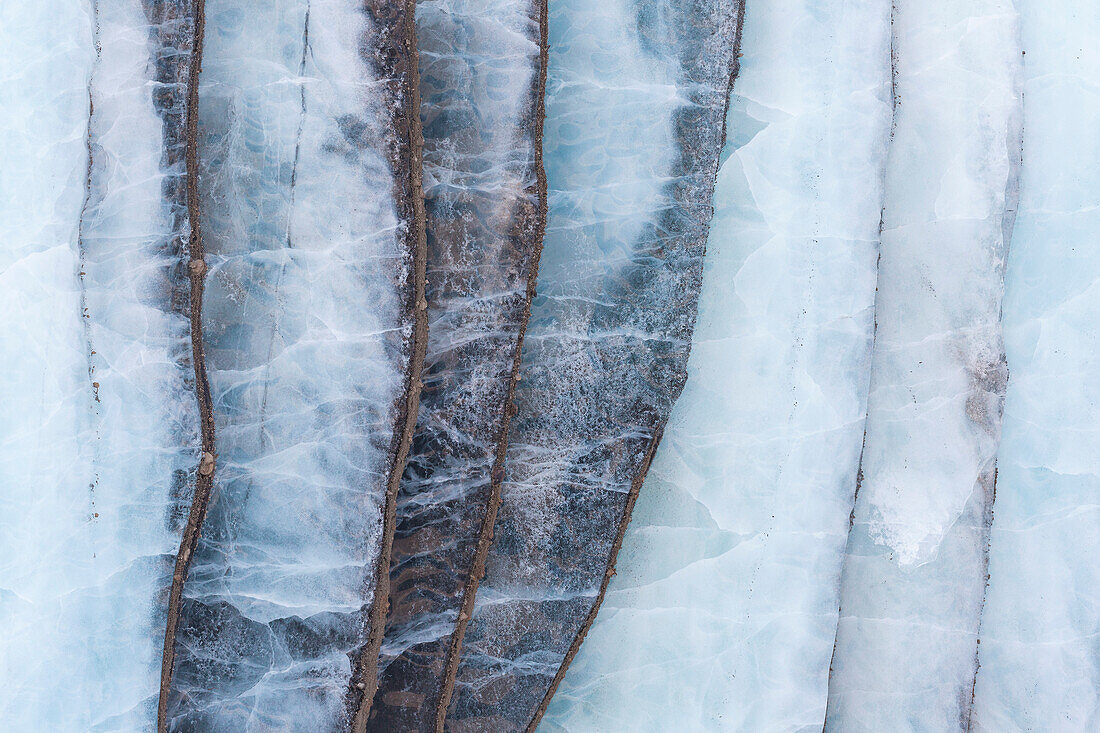 Eistextur auf einem Gletscher auf den Svalbard-Inseln, Norwegen, Europa