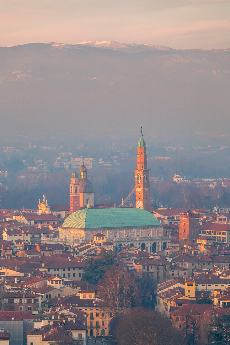 Basilica Palladiana und Altstadt von Vicenza vom Monte Berico bei Sonnenuntergang gesehen, Vicenza, Venetien, Italien