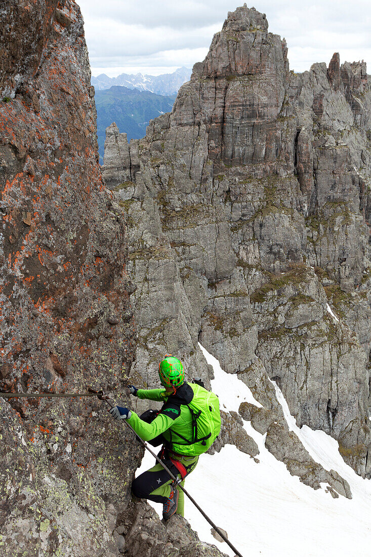 Ein Wanderer auf dem Klettersteig Via Ferrata delle Trincee, Padon-Gruppe, Dolomiten, Fassa-Tal, Provinz Trient, Trentino-Südtirol, Italien.