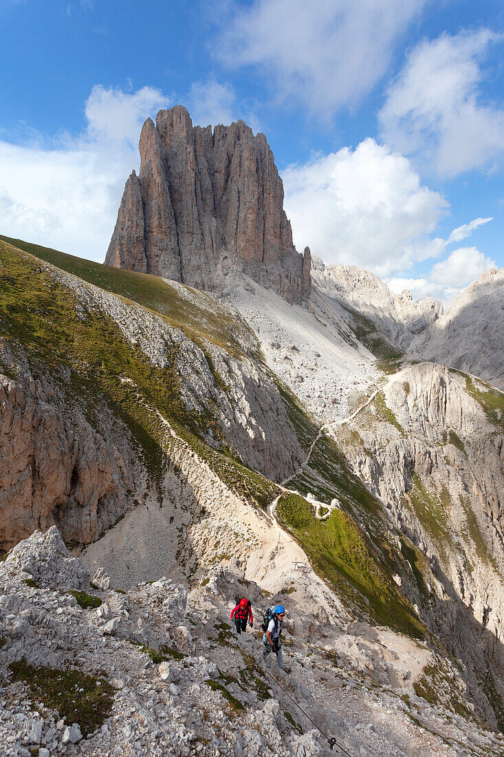 Zwei Wanderer auf dem Klettersteig Roda di Vael, mit dem Sforcella im Hintergrund, Dolomiten, Rosengartengruppe, Fassatal, Provinz Trient, Trentino-Südtirol, Italien