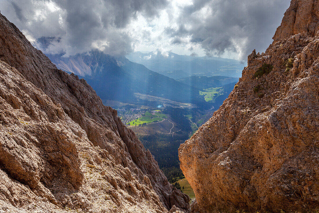 Blick auf den Karersee von einer Abzweigung des Klettersteigs Roda di Vael, Dolomiten, Rosengartengruppe, Fassatal, Provinz Trient, Trentino-Südtirol, Italien