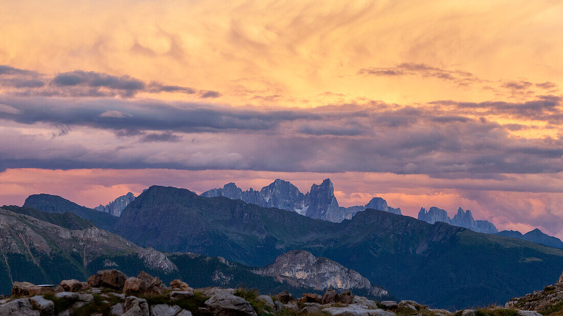 Sonnenuntergang auf Pale di San Martino von der Roda di Vael Hütte, Dolomiten, Rosengartengruppe, Fassatal, Provinz Trient, Trentino-Südtirol, Italien