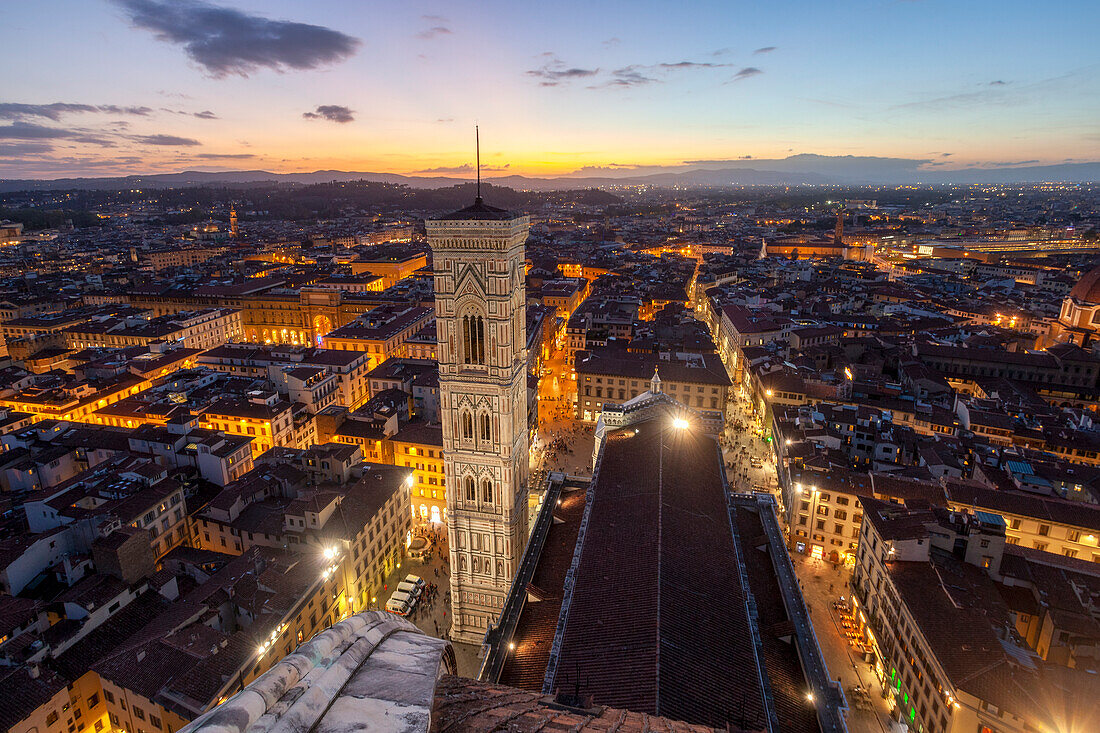 Giottos Campanile und die Altstadt von Florenz von der Brunelleschi-Kuppel aus gesehen, Florenz, Toskana, Italien