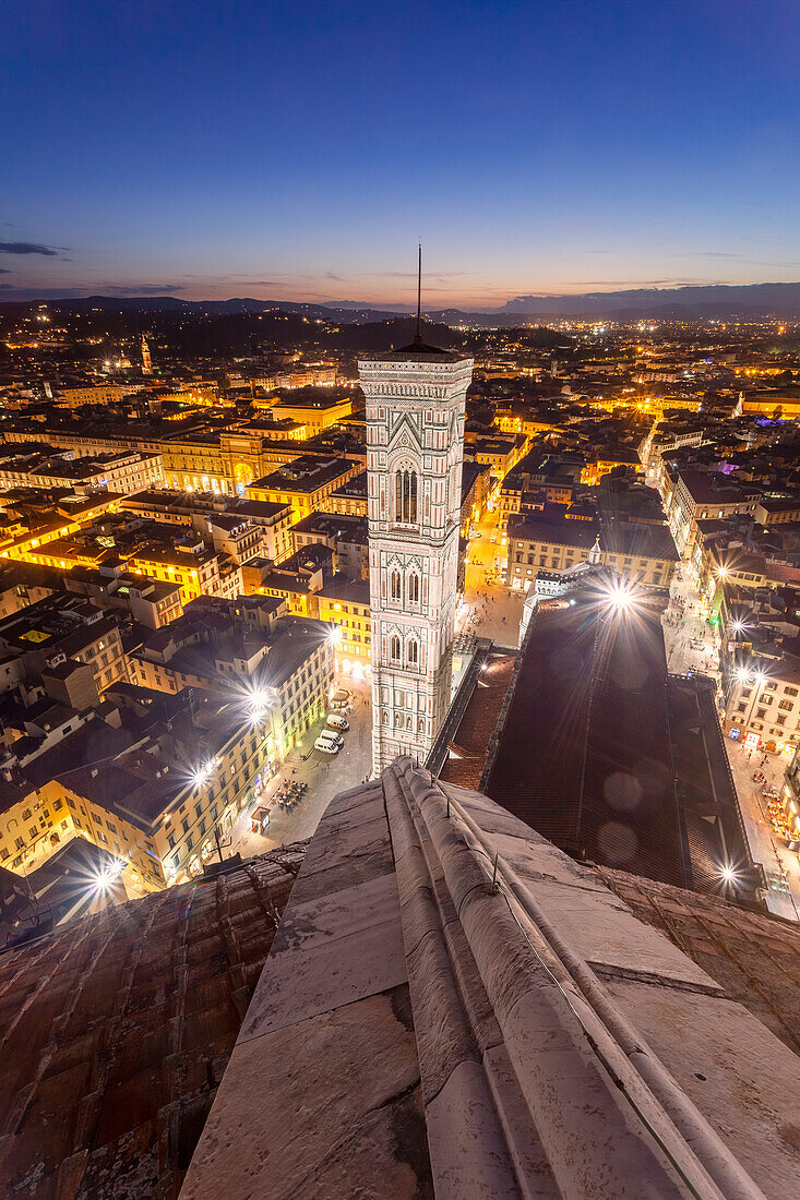 Giottos Campanile und die Altstadt von Florenz von der Brunelleschi-Kuppel aus gesehen, Florenz, Toskana, Italien