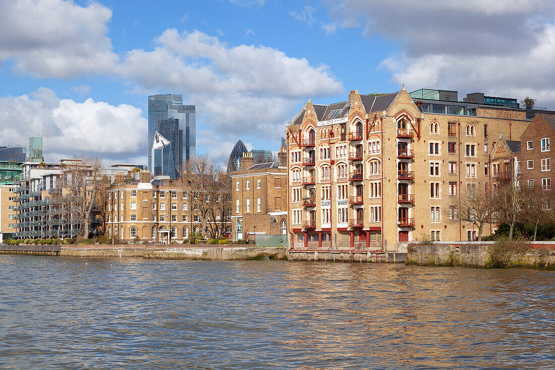 Oliver's Wharf-Gebäude mit City-Wolkenkratzern im Hintergrund, London, Großbritannien, UK