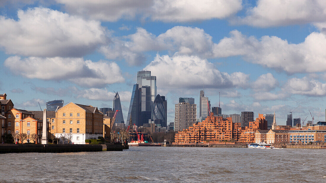 Die Wolkenkratzer der City of London von der Themse aus gesehen, London, Großbritannien, UK