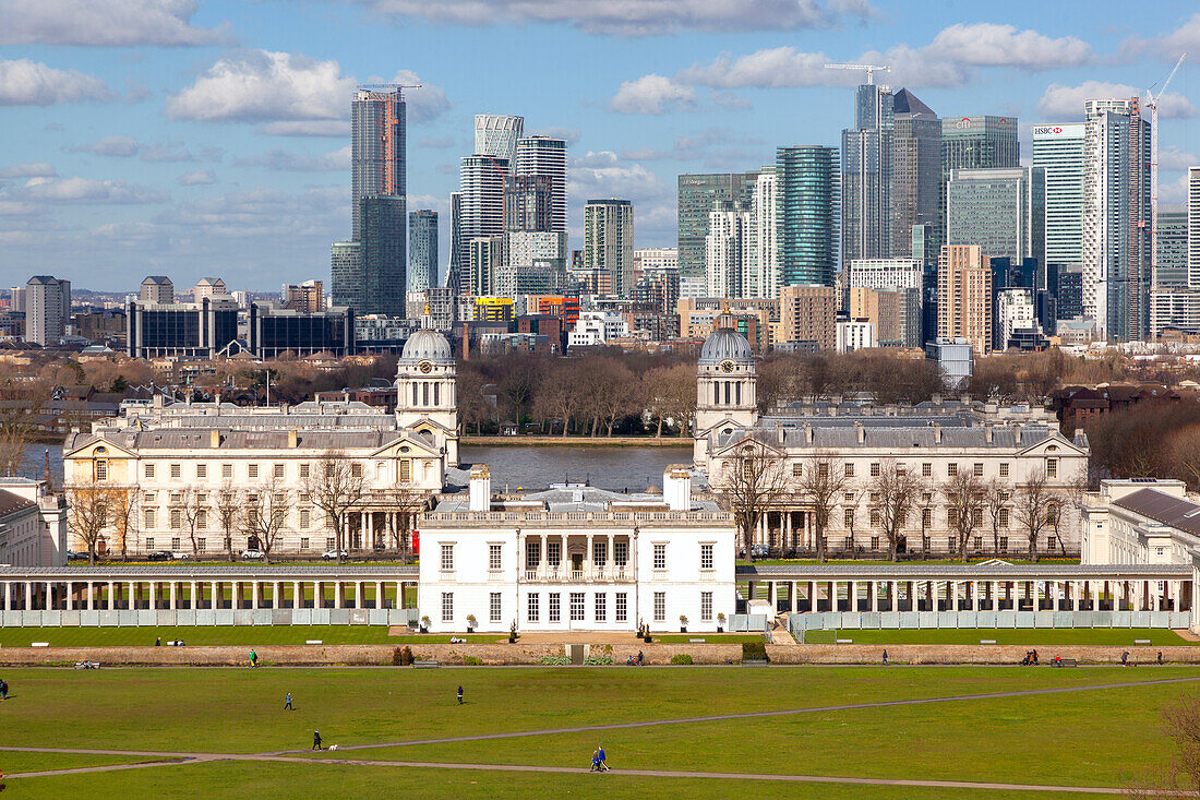 Der Blick vom Greenwich Park, mit dem Haus der Königin, dem Old Royal Naval College und den Wolkenkratzern von Canary Wharf im Hintergrund. Greenwich, London, Großbritannien, UK