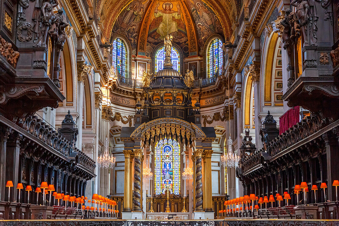 Der Chor und der Hochaltar der St. Paul's Cathedral, London, Großbritannien, UK