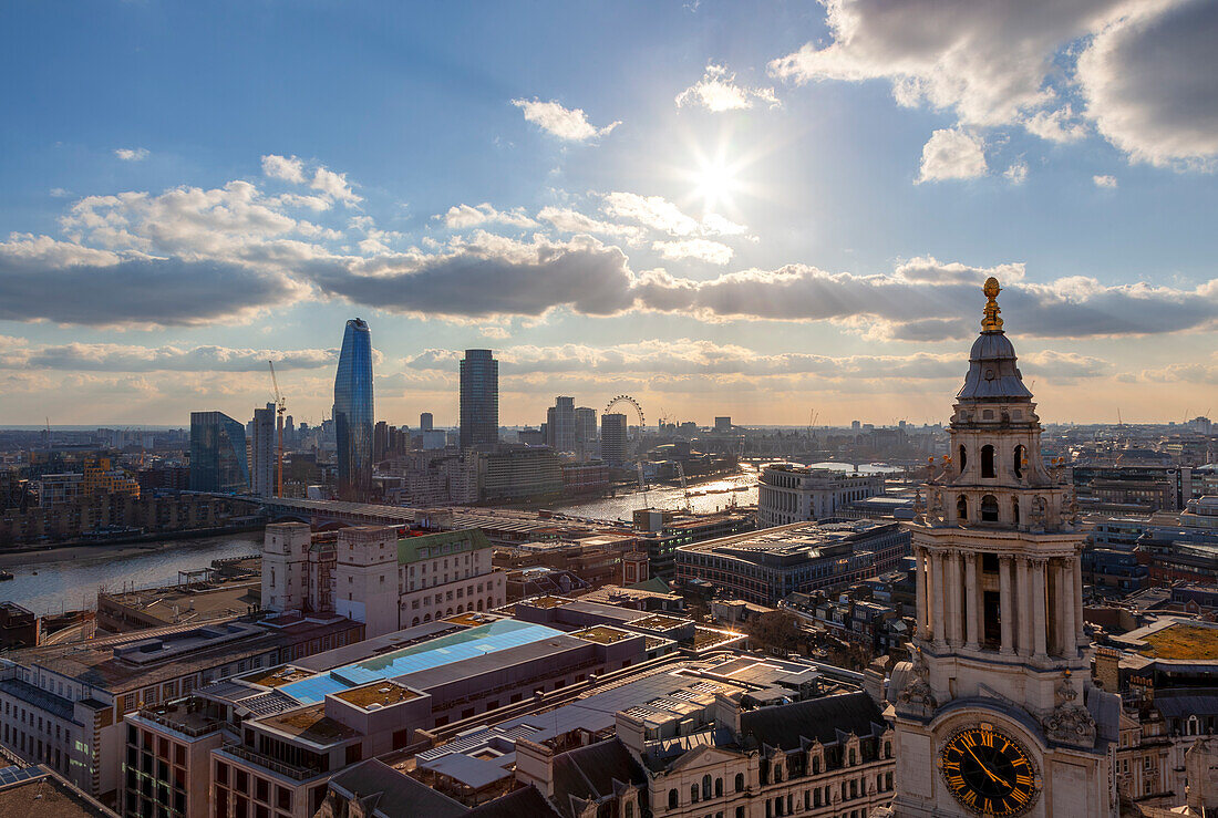 Blick von der Steinernen Galerie der St. Pauls Kathedrale auf die South Bank und Westminster, London, Großbritannien, UK