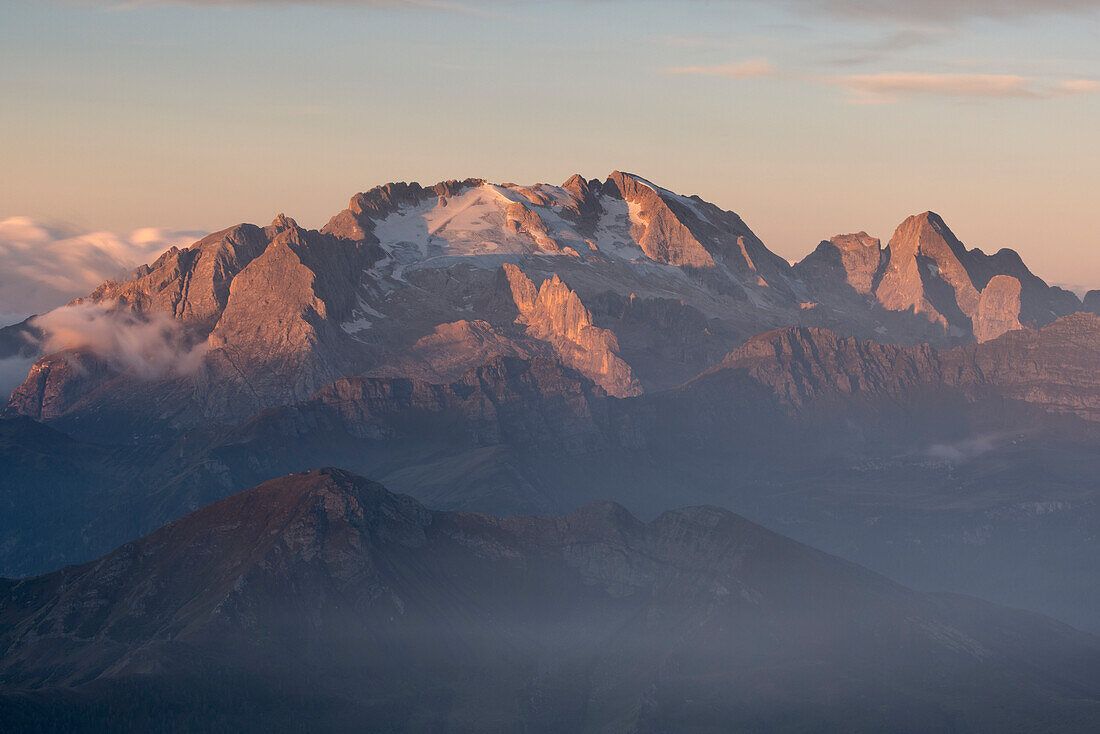 das erste Licht umhüllt den Gipfel der Marmolada während eines Sonnenaufgangs im Sommer, Dolomiti, Venetien, Italien, Europa