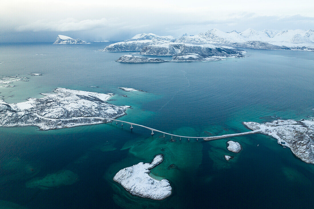 Luftaufnahme der Insel Sommaroy mit einer Drohne an einem sonnigen Wintertag, Bezirk Troms, Nordnorwegen, Europa
