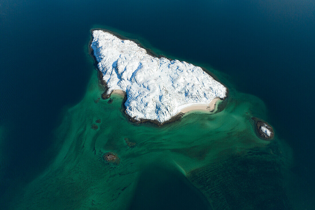 Luftaufnahme einer kleinen Insel in der Nähe der Insel Sommaroy, Provinz Troms, Nordnorwegen, Europa