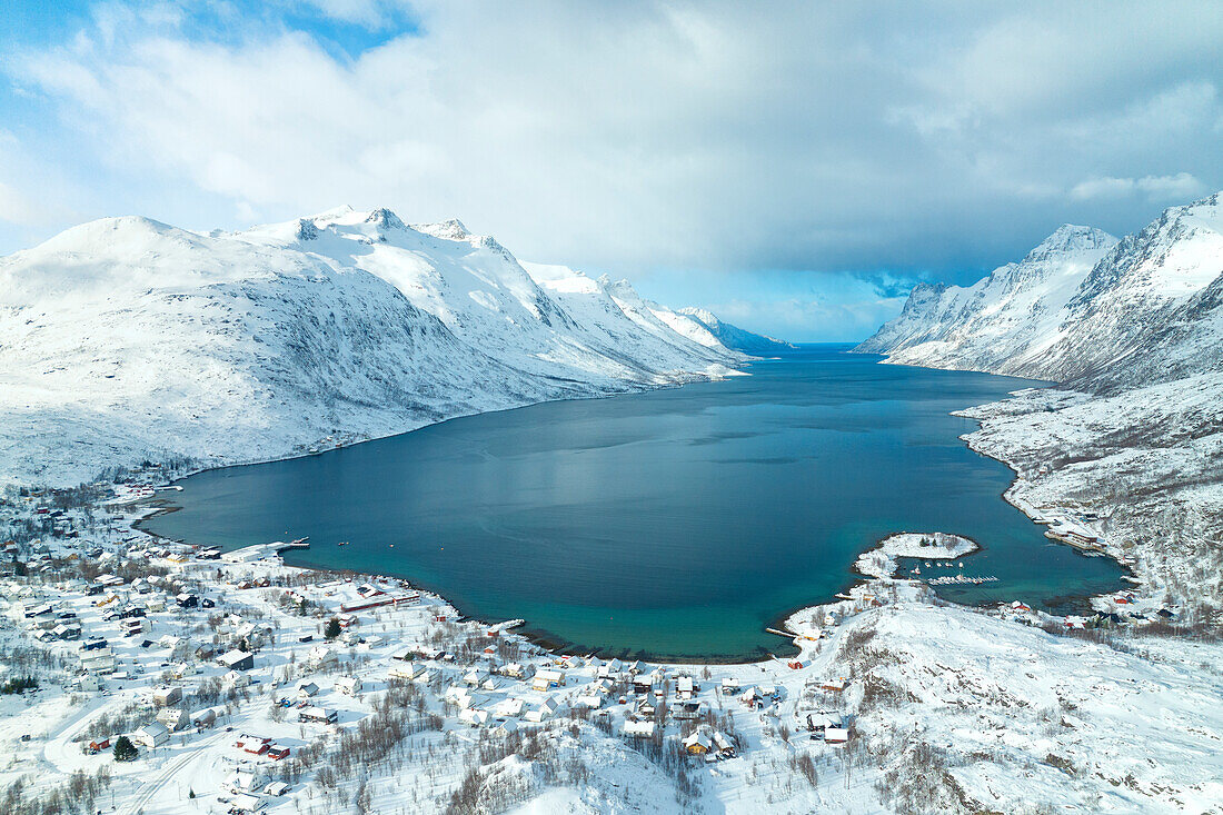 Luftaufnahme einer Drohne von Ersfdjord an einem Wintertag, Troms, Norwegen, Europa
