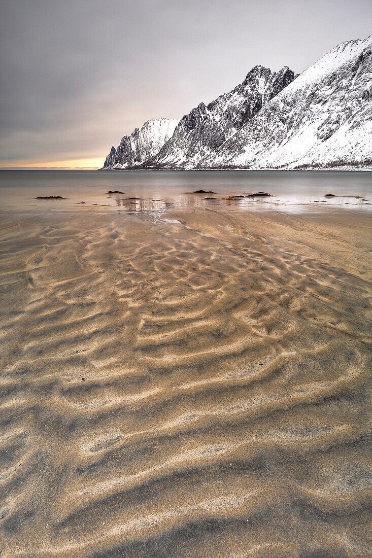 die Texturen des Strandes mit den Teufelszähnen im Hintergrund, Senja, Norwegen, Europa