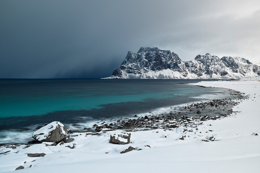 eine Langzeitbelichtung, um das Nachmittagslicht am Strand von Uttakleiv an einem Wintertag einzufangen, Vestvagoy, Lofoteninsel, Norwegen, Europa