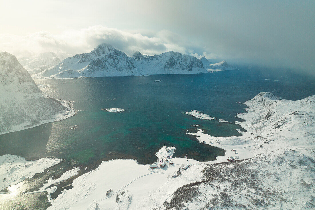 Panoramablick aus der Luft, aufgenommen von einer Drohne am Vagspollen an einem Wintertag, Vestvagoy, Lofoten, Norwegen, Europa