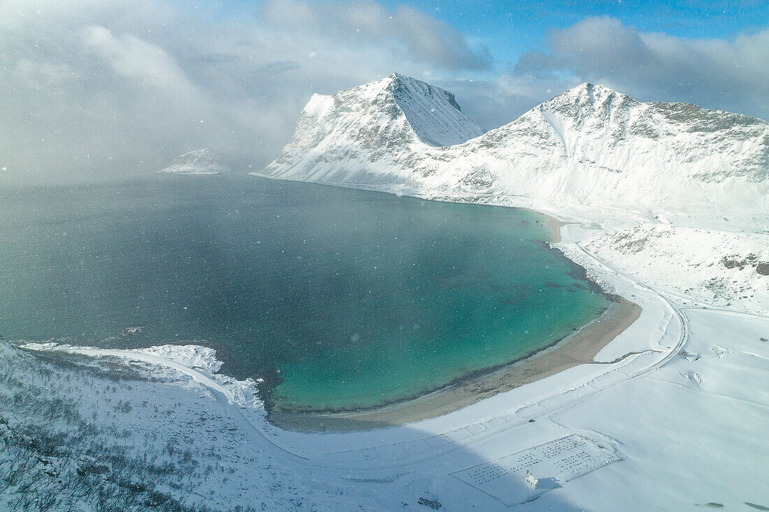 Panorama-Luftaufnahme mit einer Drohne am Strand von Haukland an einem Wintertag, Vestvagoy, Lofoten, Norwegen, Europa