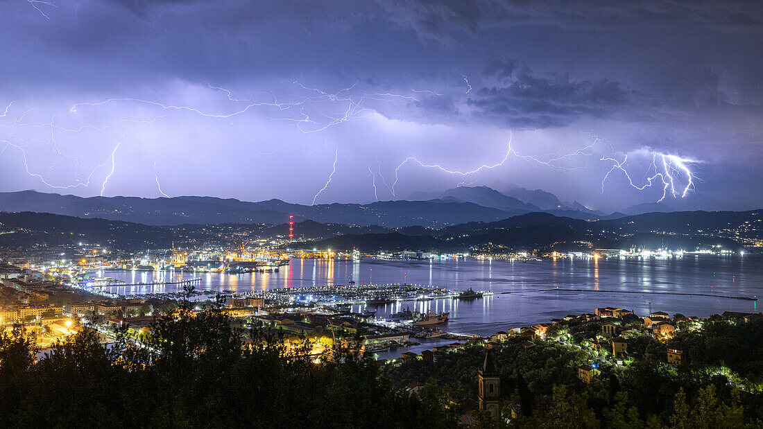 Blitzschlag in den Hügeln hinter La Spezia während einer Sommernacht, La Spezia, Ligurien, Italien, Europa