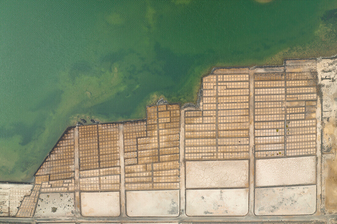 Luftaufnahme einer Drohne von Saline de Janubio, Lanzarote, Kanarische Insel, Spanien, Europa