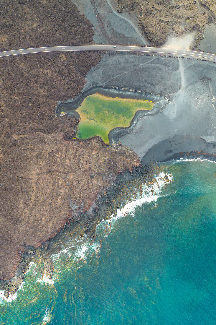 Luftaufnahme einer Drohne des kleinen Fischerdorfes Playa Montana Bermeja, Lanzarote, Kanarische Insel, Spanien, Europa