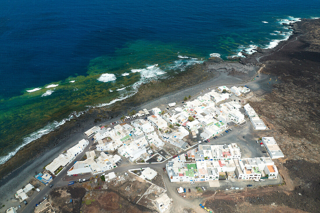 Luftaufnahme einer Drohne des kleinen Fischerdorfes El Golfo, Lanzarote, Kanarische Insel, Spanien, Europa