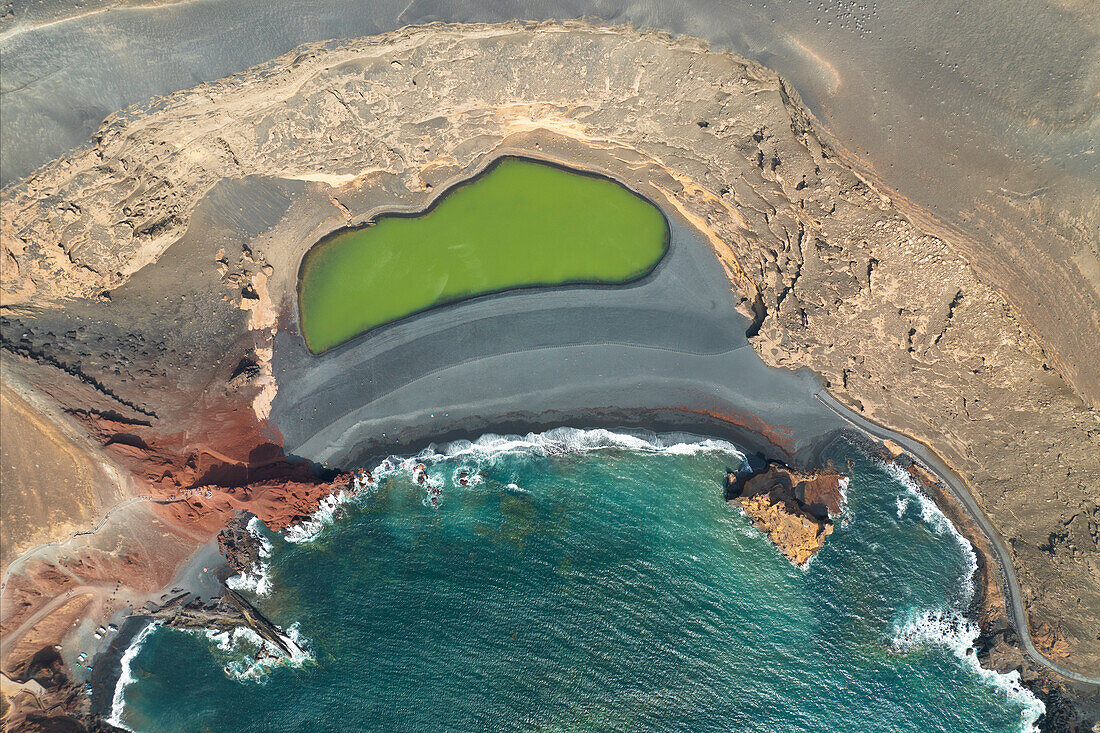 Luftaufnahme per Drohne von Charco de Los Clicos, Lanzarote, Kanarische Insel, Spanien, Europa