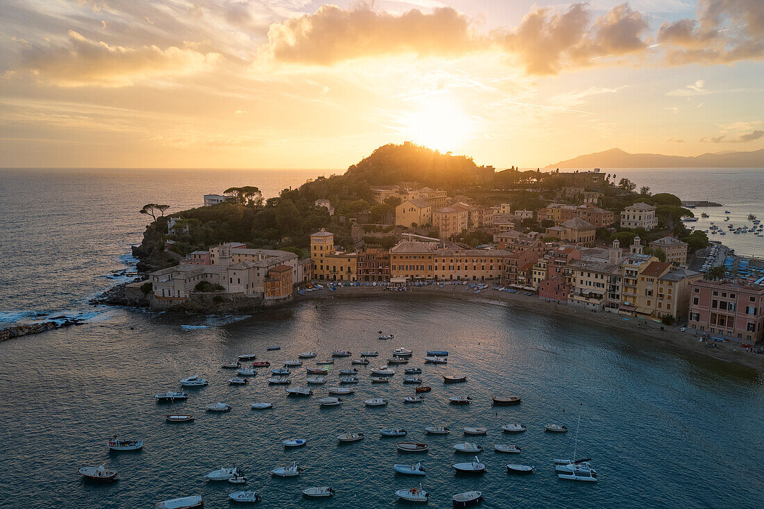 Luftaufnahme der Bucht von Silenzio während eines warmen Sommer-Sonnenuntergangs, Gemeinde Sestri Levante, Provinz Genua, Region Ligurien, Italien, Europa