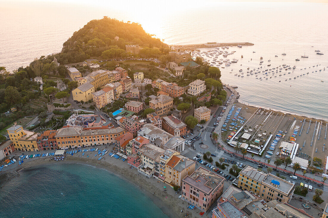 Luftaufnahme der Bucht von Silenzio während eines warmen Sommer-Sonnenuntergangs, Gemeinde Sestri Levante, Provinz Genua, Region Ligurien, Italien, Europa