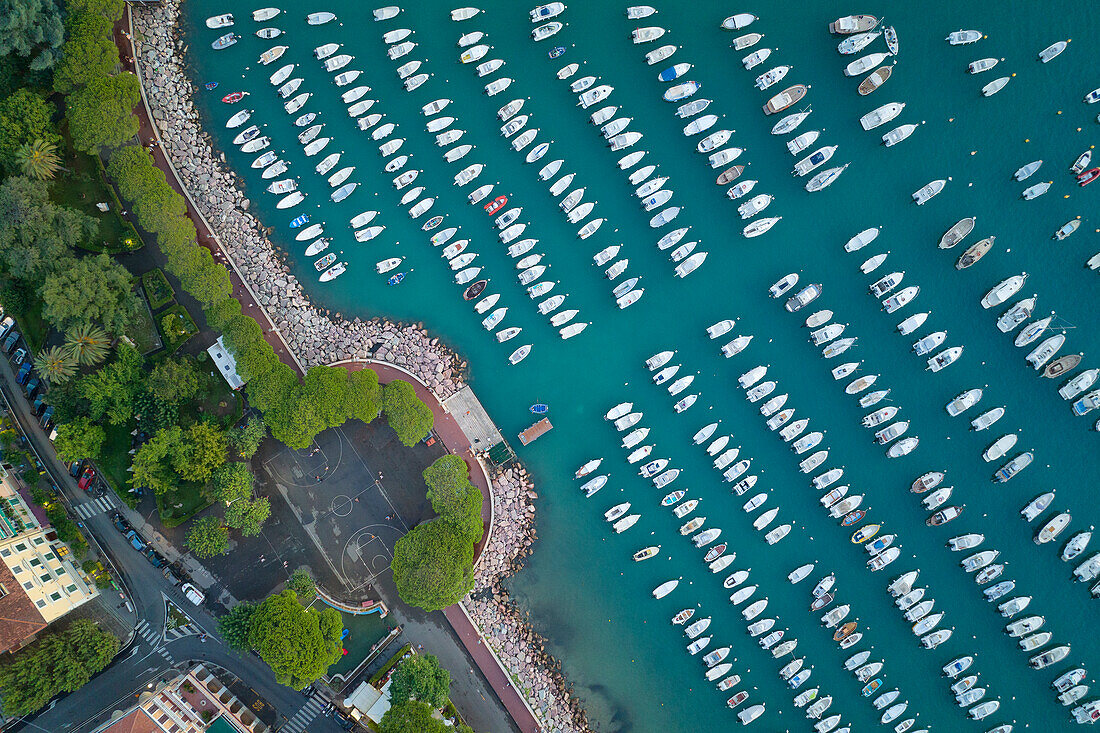 Luftaufnahme des Hafens von Lerici mit einer Drohne, Gemeinde Lerici, Provinz La Spezia, Region Ligurien, Italien, Europa