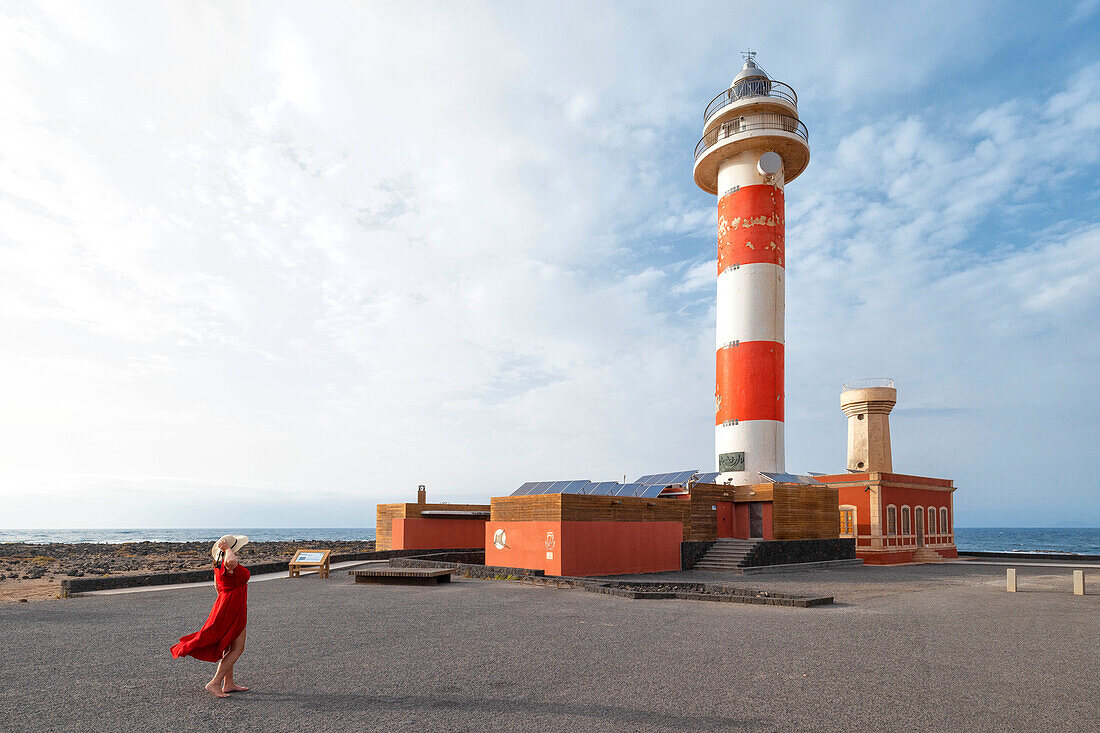 ein Tourist bewundert den Toston-Leuchtturm an einem sonnigen Sommertag, Fuerteventura, Kanarische Insel, Spanien, Europa