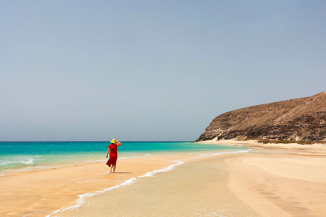 eine Touristin bewundert die Aussicht in der Nähe der Playa de Sotavento an einem sonnigen Sommertag, Fuerteventura, Kanarische Insel, Spanien, Europa