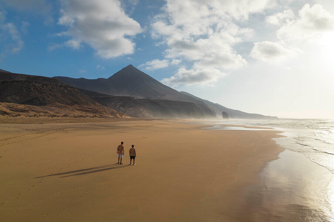 zwei Männer bewundern die schöne Landschaft in der Nähe des Strandes von Cofete an einem Sommertag, Naturpark de Jandia, Fuerteventura, Kanarische Insel, Spanien, Europa