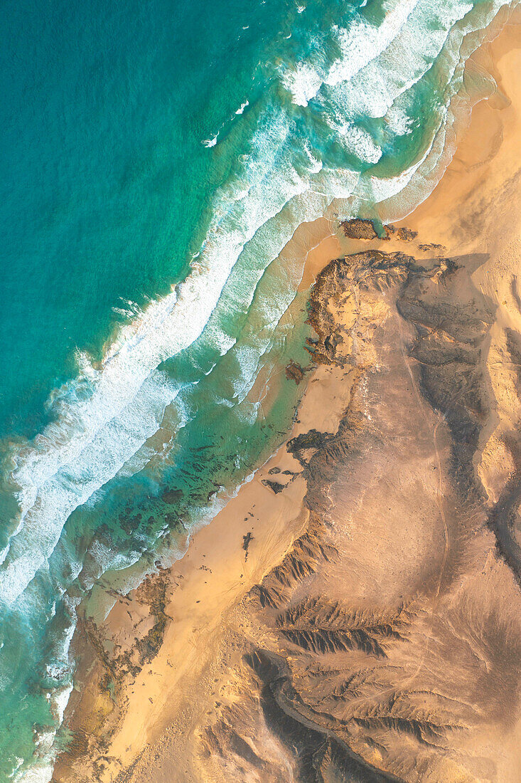 Vertikale Luftaufnahme mit einer Drohne vom Strand von Cofete an einem Sommertag, Natura Park de Jandia, Fuerteventura, Kanarische Insel, Spanien, Europa
