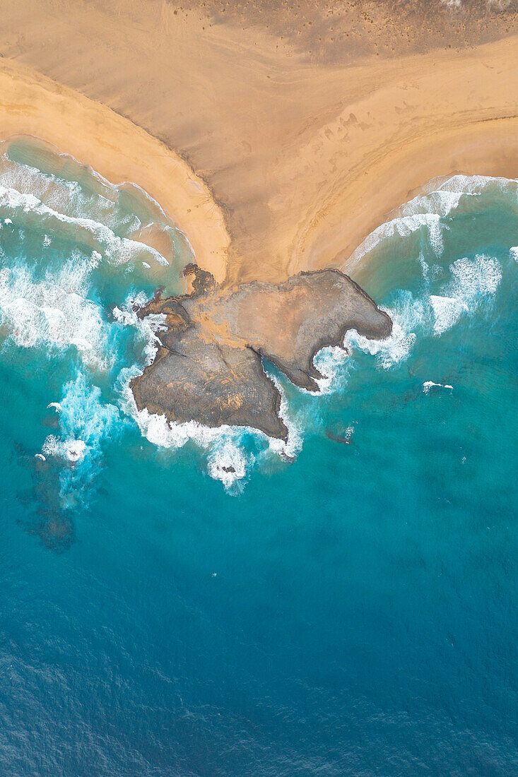 Vertikale Luftaufnahme einer Drohne von El Isote an einem Sommertag, Playa de Cofete, Naturpark de Jandia, Fuerteventura, Kanarische Insel, Spanien, Europa