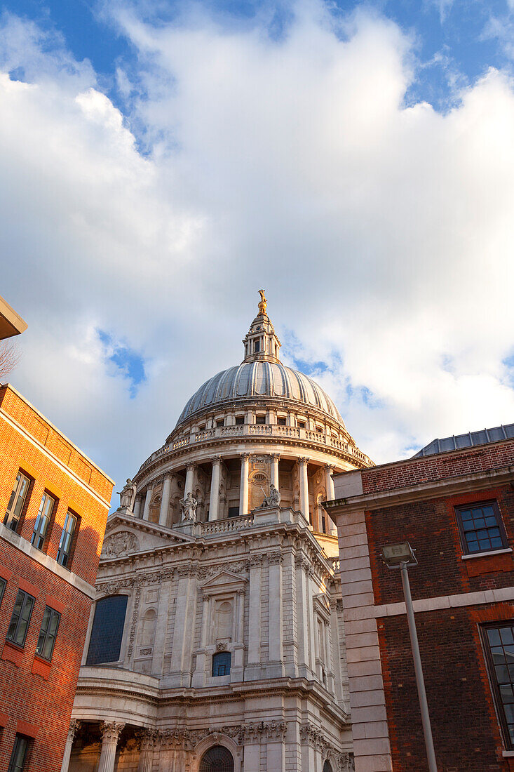 St. Paul's Cathedral vom Paternoster Square aus, London, Großbritannien, UK
