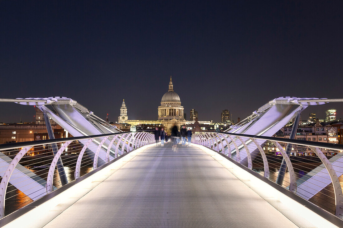 St. Paul's Cathedral von der Millennium Bridge am Abend, London, Großbritannien, UK