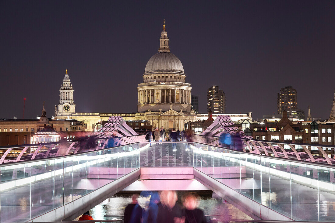 St. Paul's Cathedral von der Millennium Bridge aus am Abend, London, Großbritannien, Uk