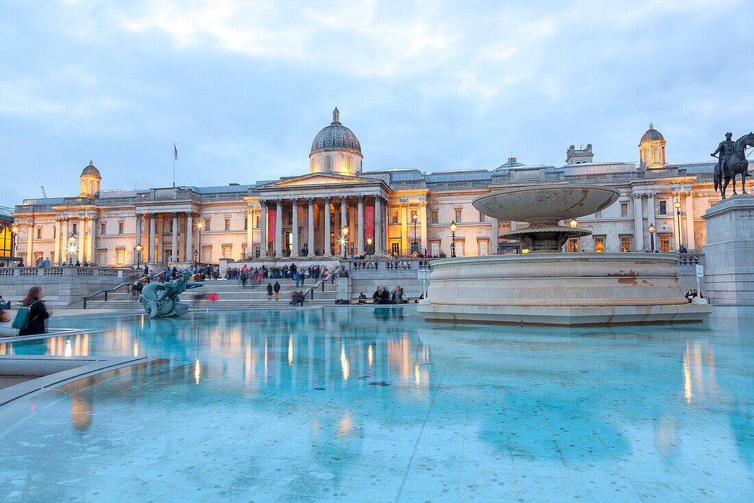 Die Nationalgalerie in der Abenddämmerung, Trafalgar Square, London, Großbritannien, UK
