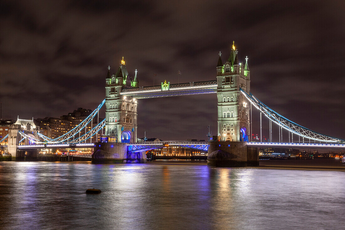 Die Tower Bridge in der Abenddämmerung, Southwark, London, Großbritannien, UK