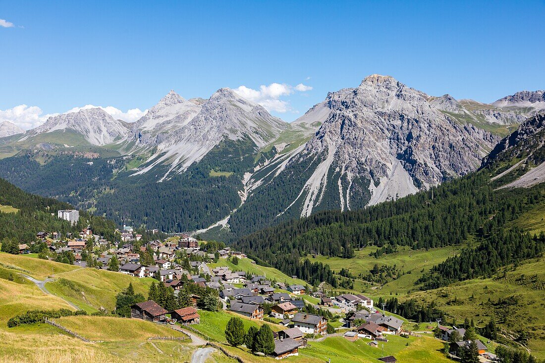 Gesamtansicht des Ferienorts Arosa, Schweizer Alpen, Arosa, Kanton Graubünden, Schweiz