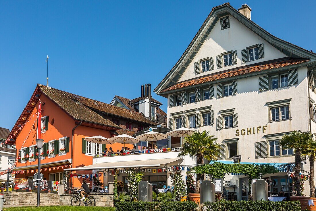 Restaurant und Terrasse im historischen Zentrum von Zug, Steuerparadies, Kanton Zug, Zug, Schweiz